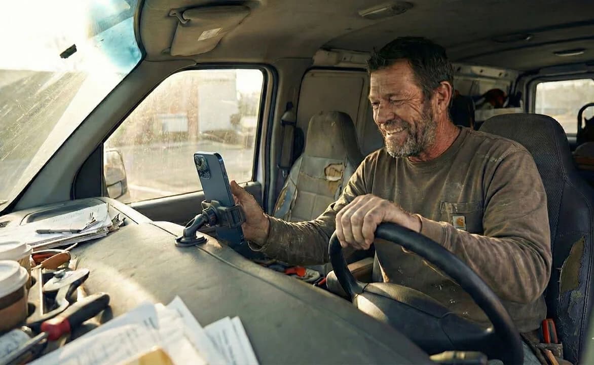 Service technician sending a live GPS tracking link to a client using the 'On My Way' feature in the app.